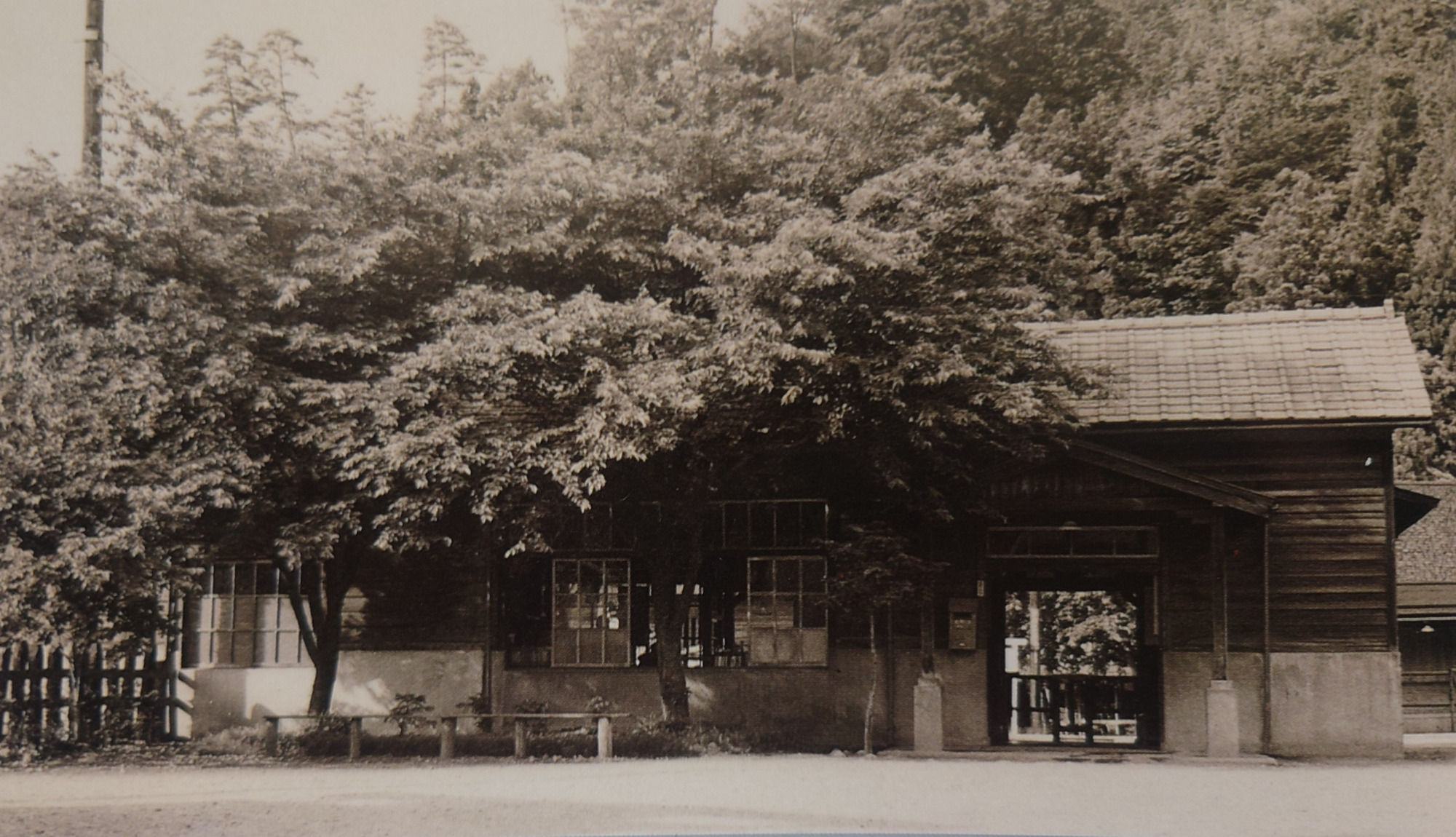 昭和30年代の飛騨国府駅。（「心の原景／美しき郷・国府のいまむかし写真集」より）