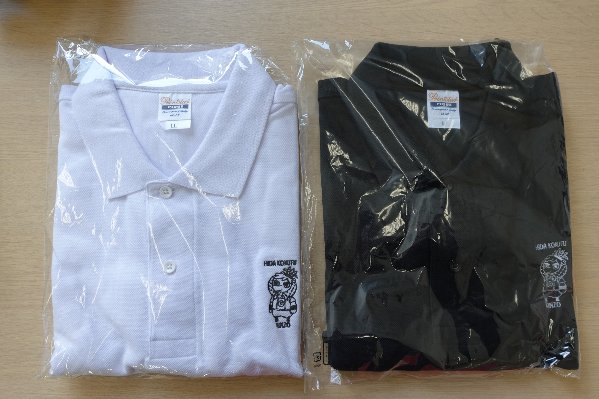 ポロシャツ（サイズS・M・L・LL）・各2,000円。色は白と黒の2種類です。