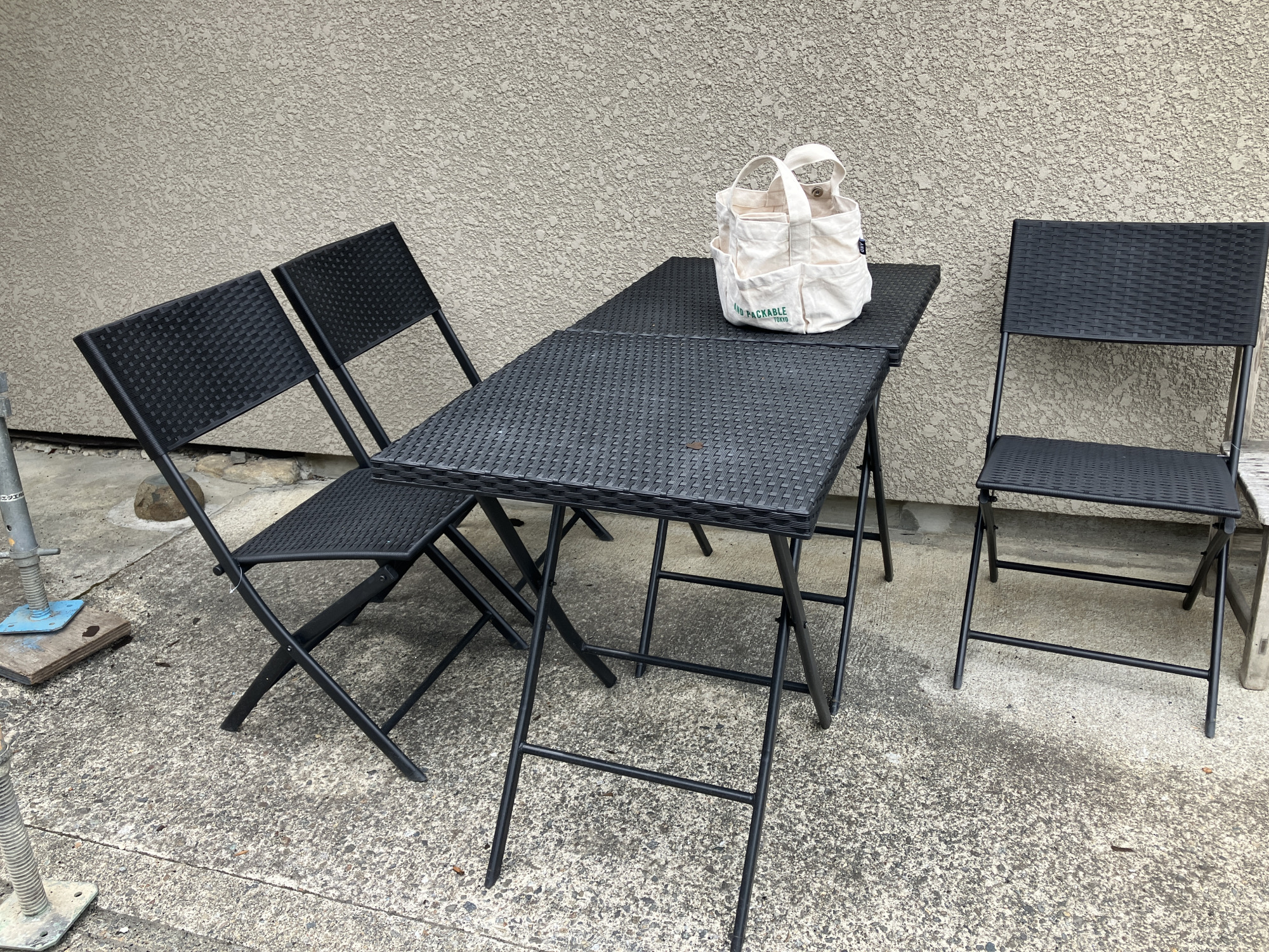 店外のテーブルと椅子