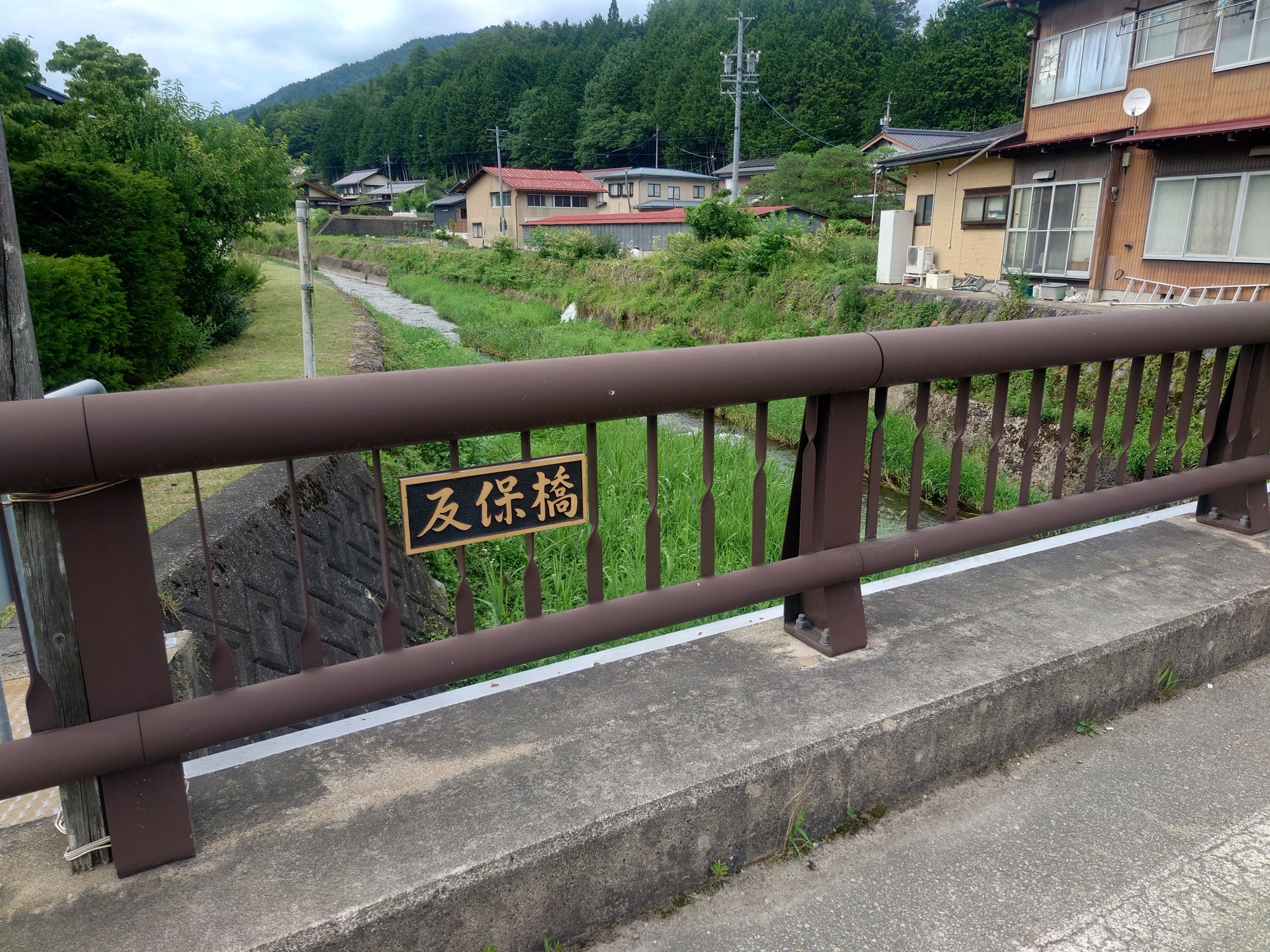 ⑩少し歩くと、反保橋(八尺川)が見えてきます。そのまま橋を渡ってさらに直進します。※続きは下の⑪～⑳をご覧ください！