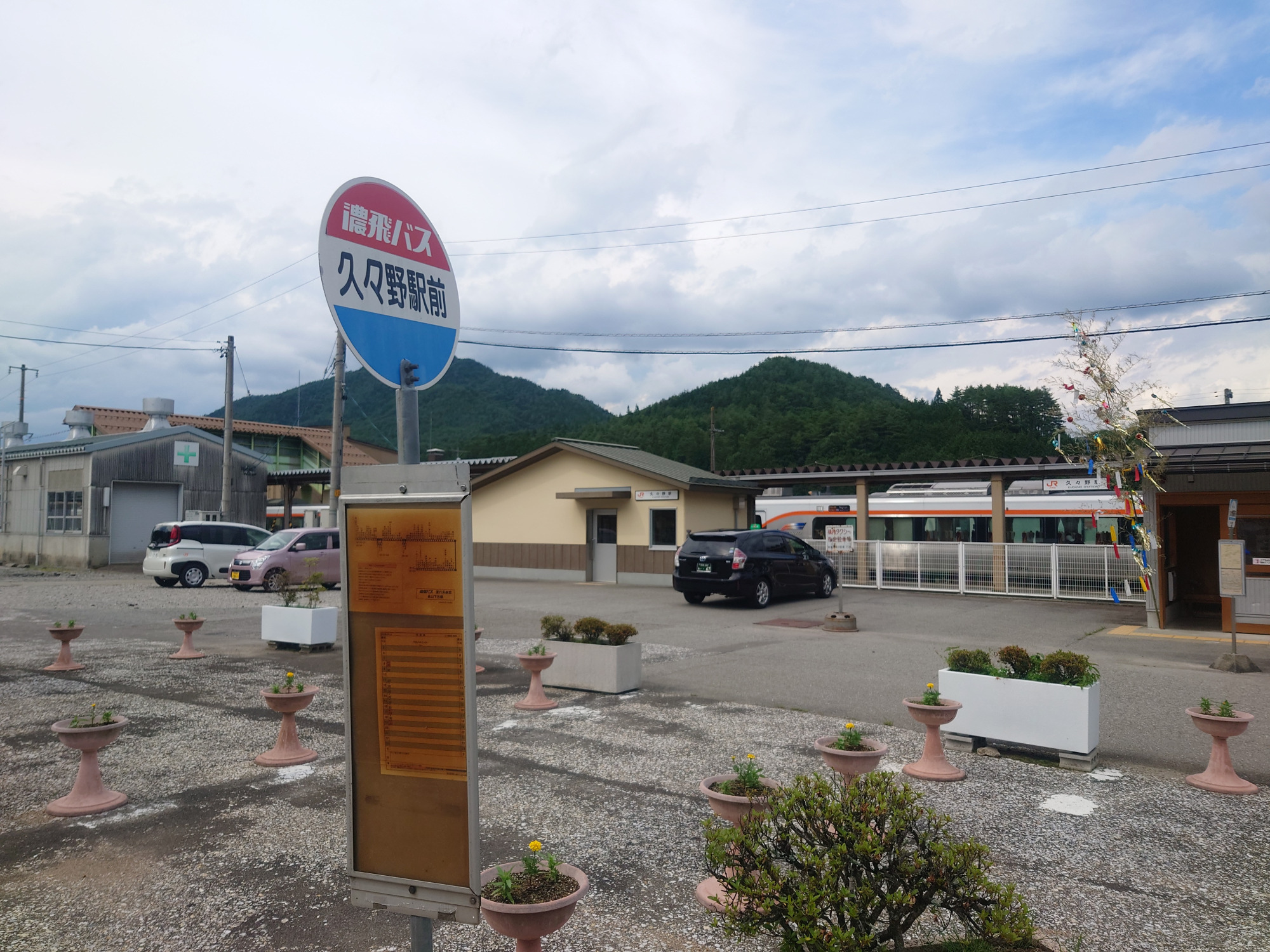 ②駅前の広場には濃飛バスの停留所があります。