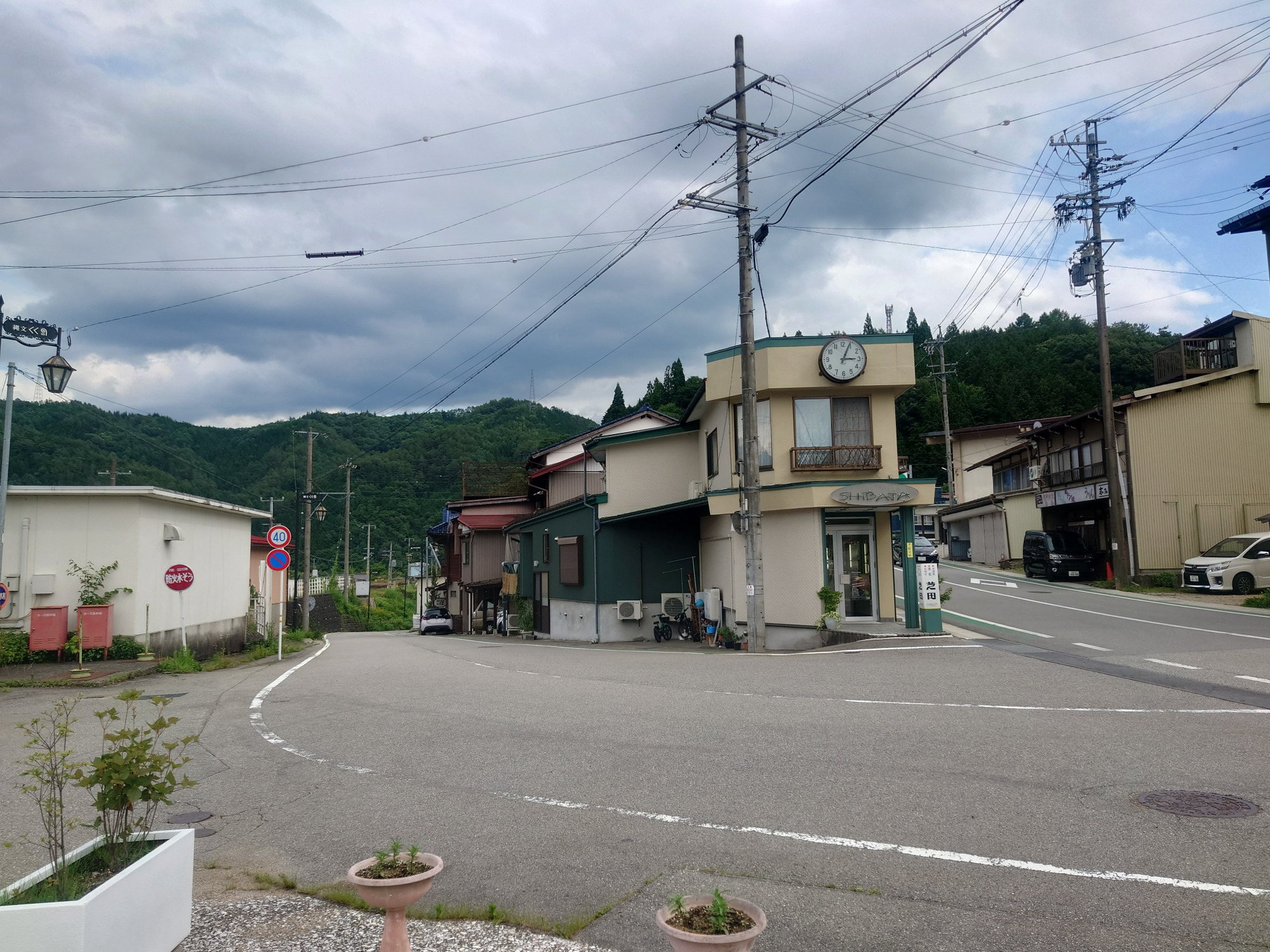 ③駅舎を背にして左手を見ると、二股の道があります。左側の下り坂へと進みます。