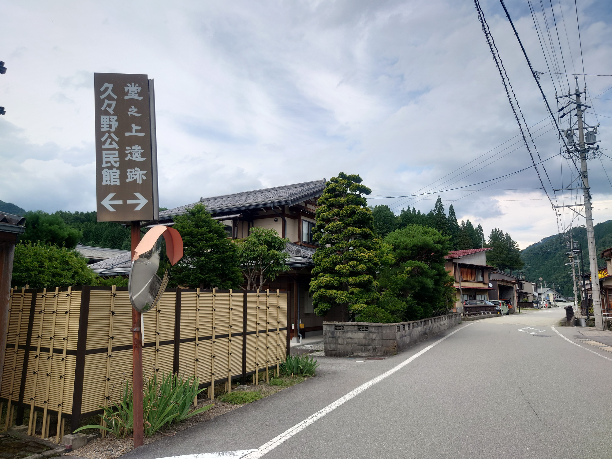 ⑨三叉路に立てられているこの看板が目印。右方のこの道を直進します。