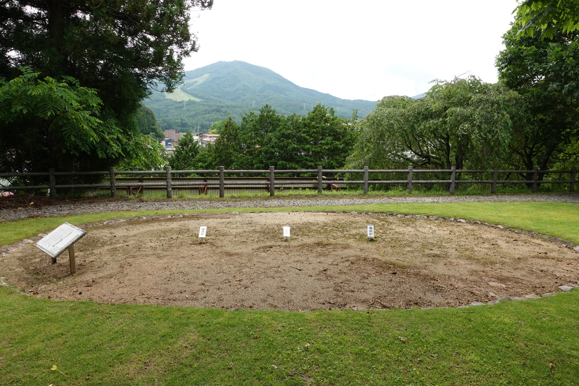 第25号住居址。遠くに船山が見えます。