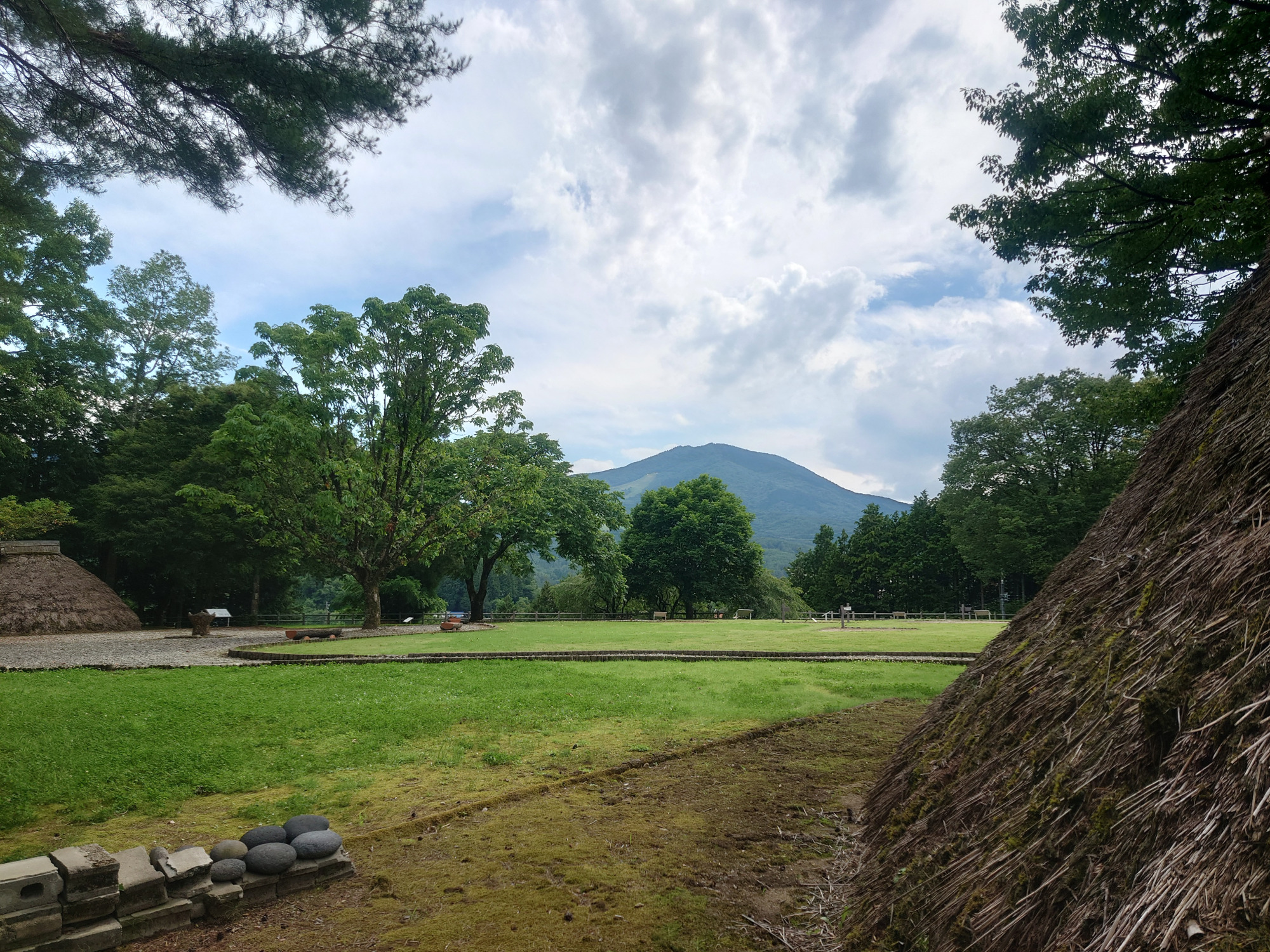 復元された第18号住居から見える船山