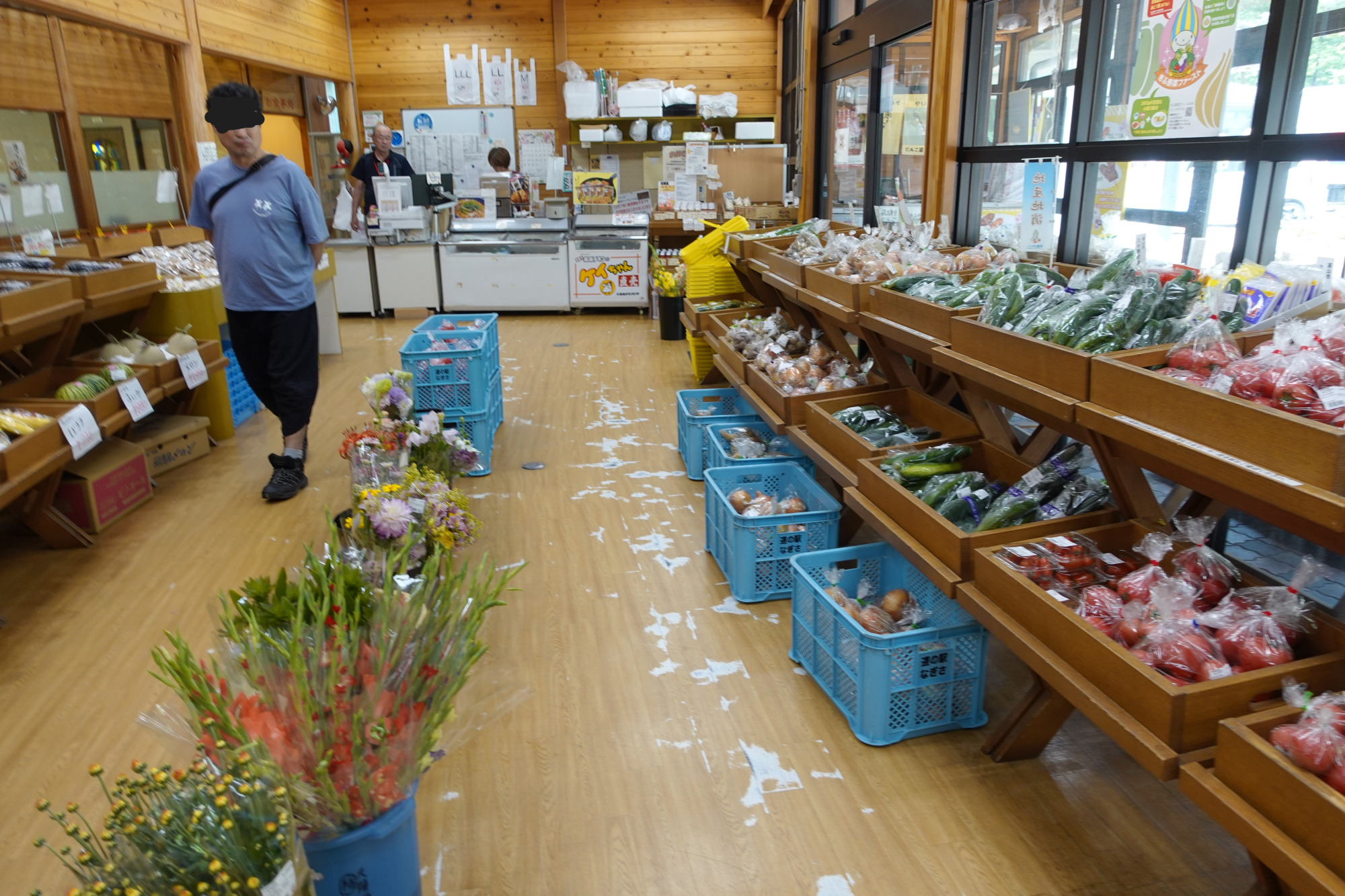 久々野産の朝採れ野菜もたくさん並んでいます。