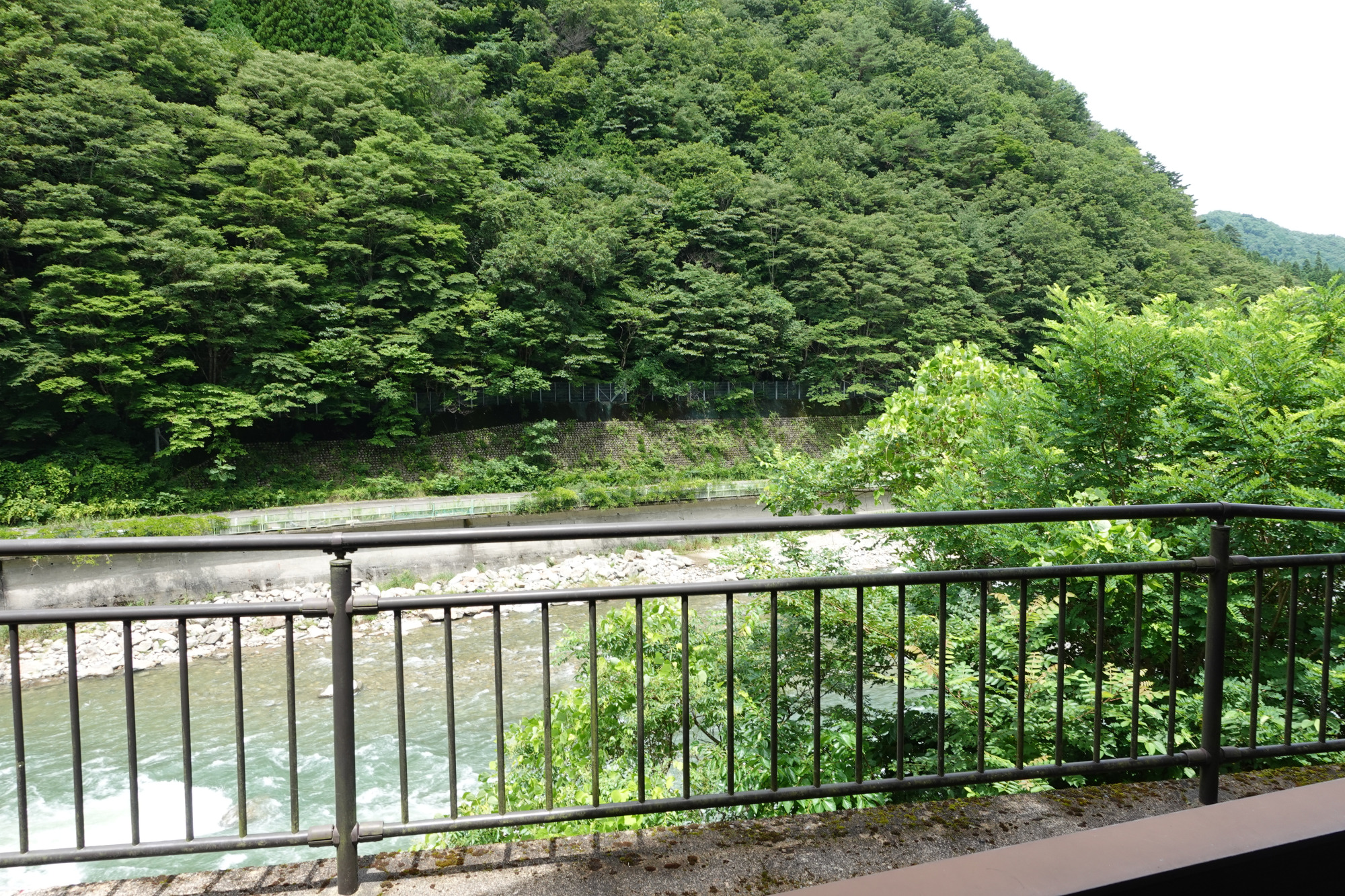 道の駅の裏を流れる飛騨川。