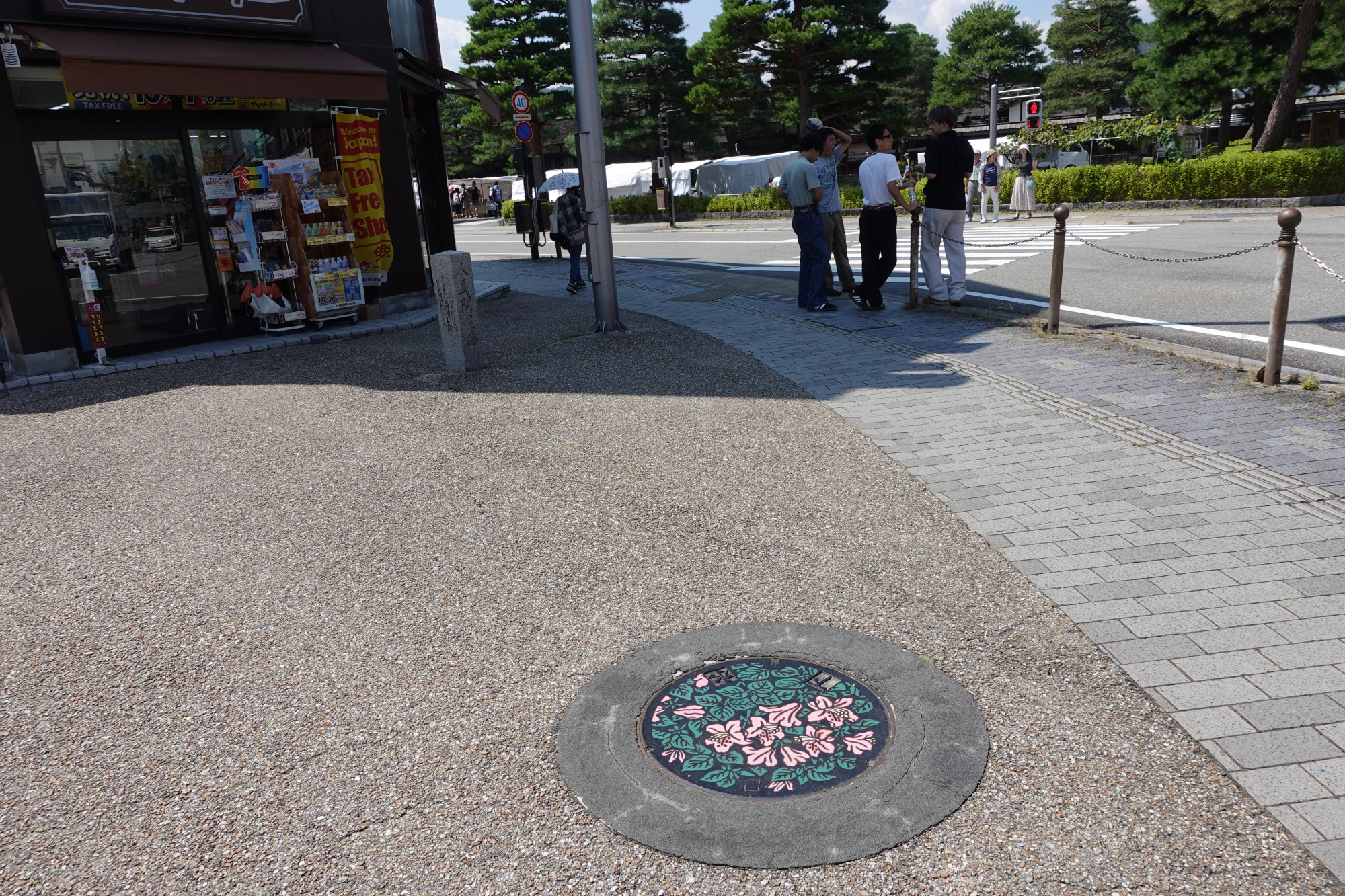 奥に見えるのは高山陣屋です。