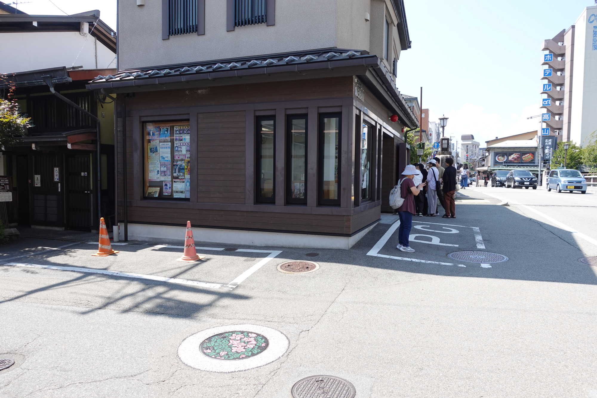 背景に安川交番と鍛冶橋が見えます。