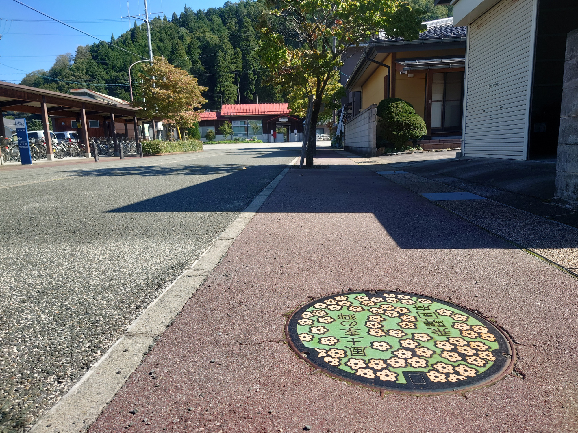 奥に見える赤い屋根の建物は「JR飛騨国府駅」です。