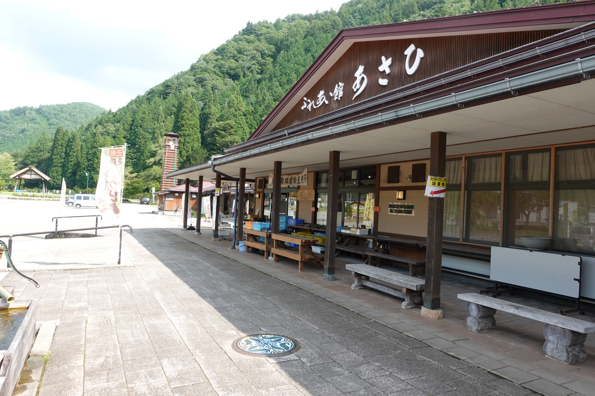 背景の建物は「道の駅ひだ朝日村」の売店です。