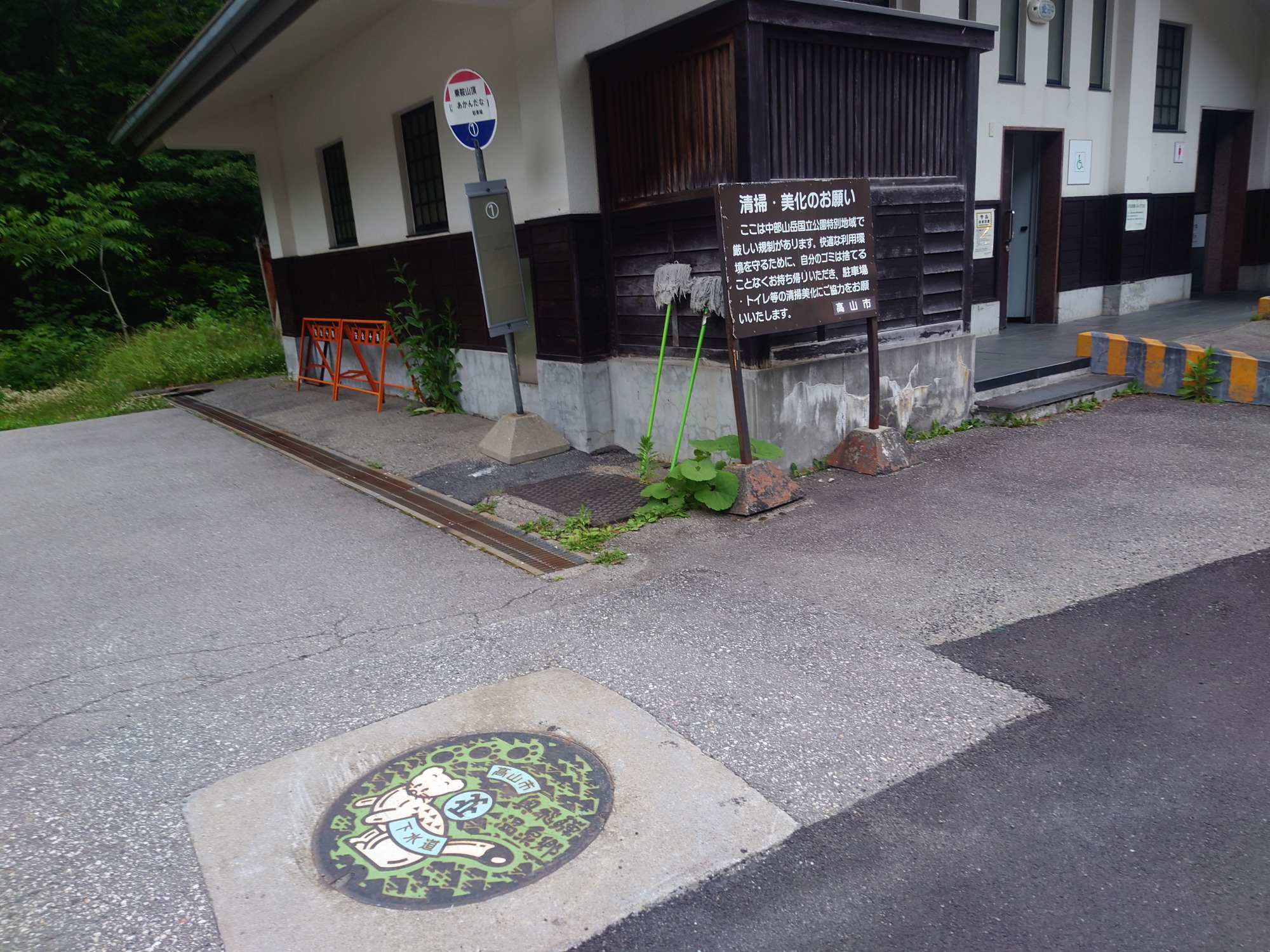 右の建物は公衆トイレです。