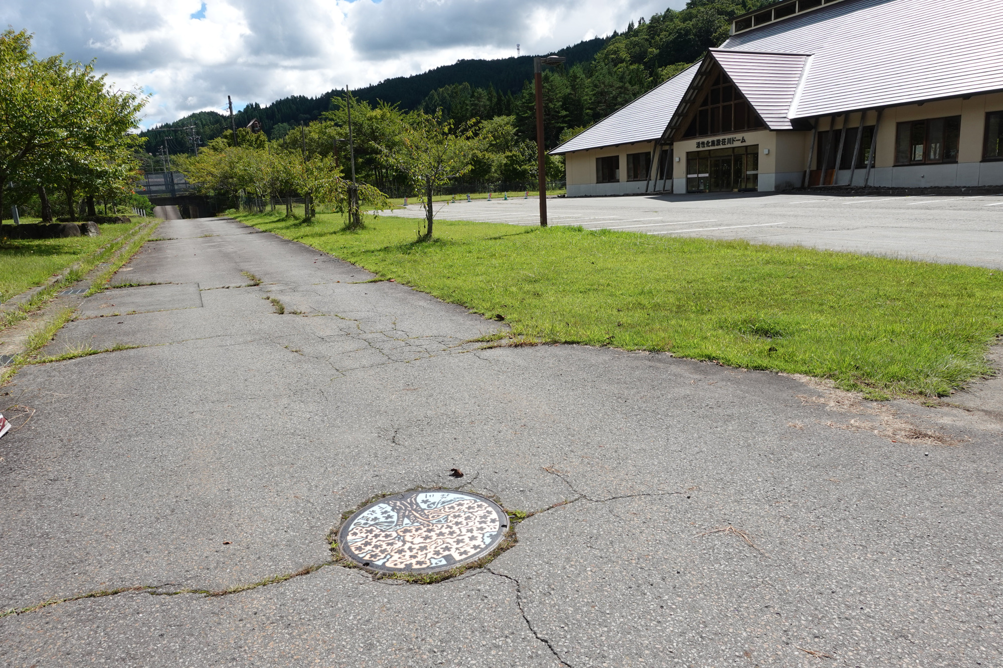 写真右の建物が「荘川ドーム」