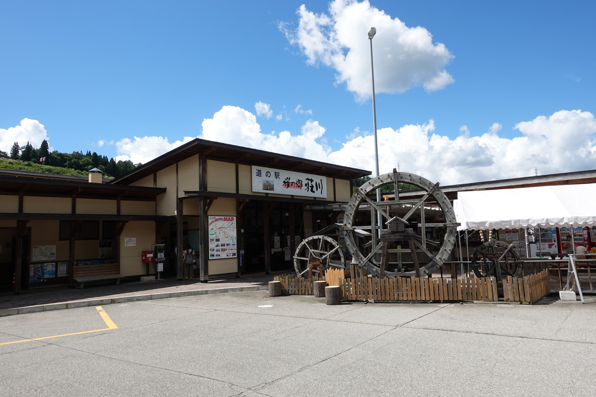 こちらが「道の駅 桜の郷荘川」の売店です。