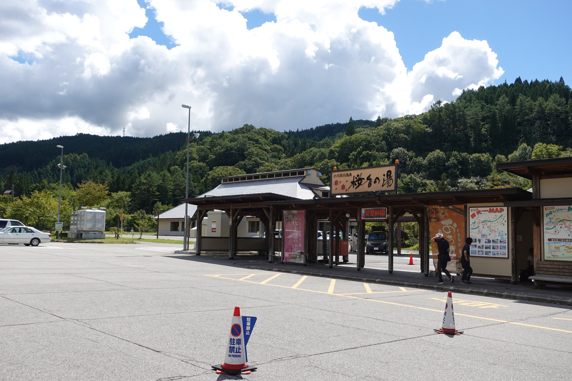 カラーマンホールは手前の建物から左方に進んだ先にあります。車が通る場所なので見学の際はお気をつけて。