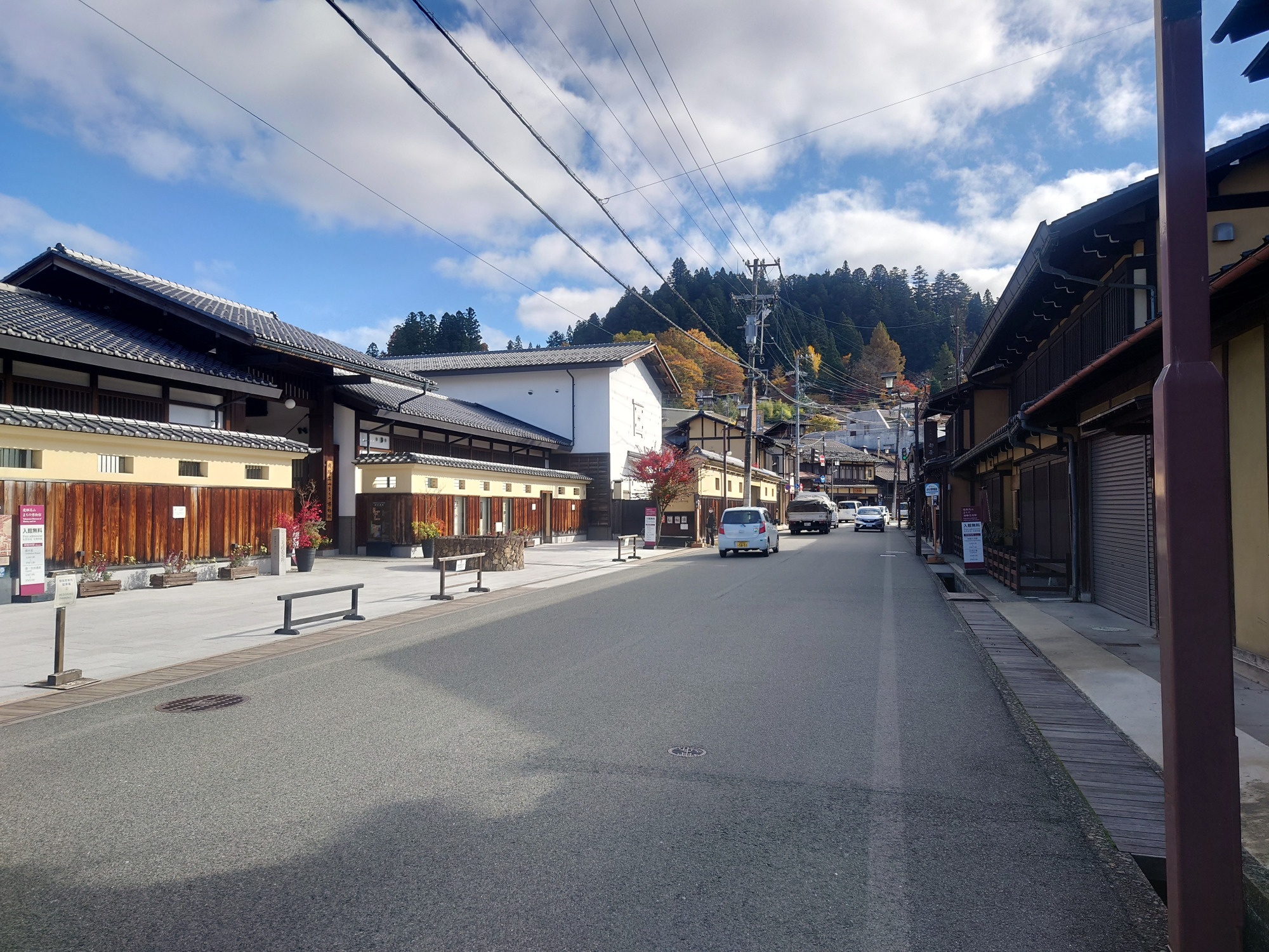 上一之町の道路を挟んだお向かいに「飛騨高山まちの博物館」（写真左側）があります。