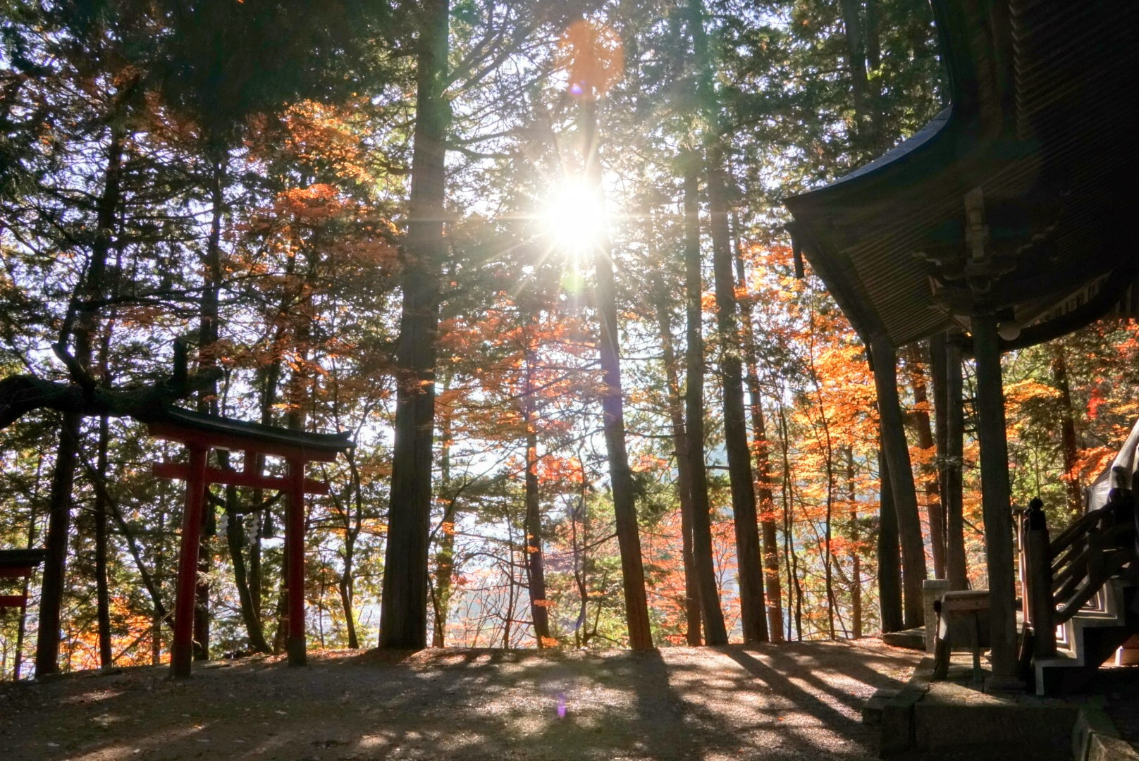 本殿の右側にある朝日稲荷神社・菅公廟