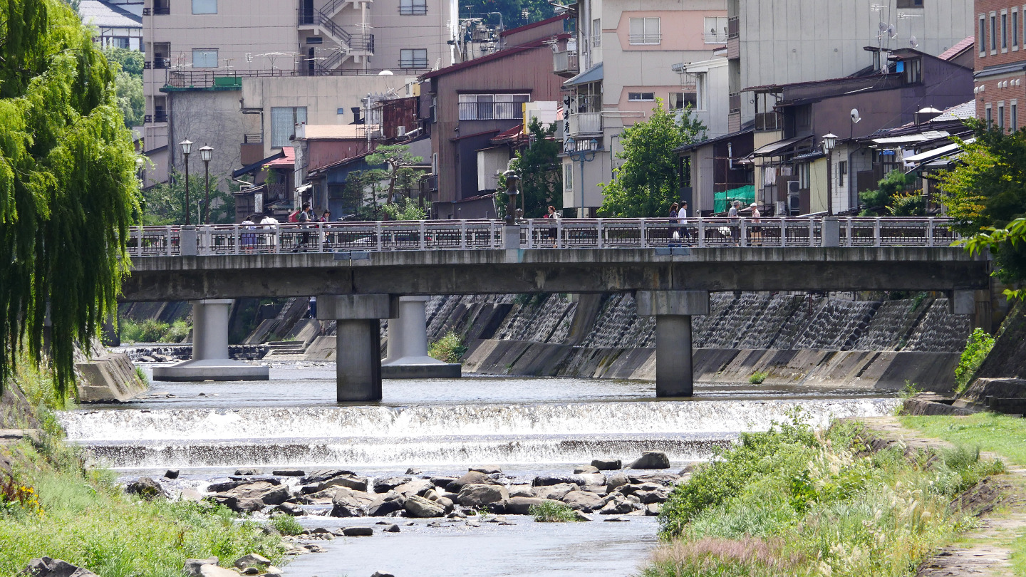 行神橋から見える鍛冶橋の風景