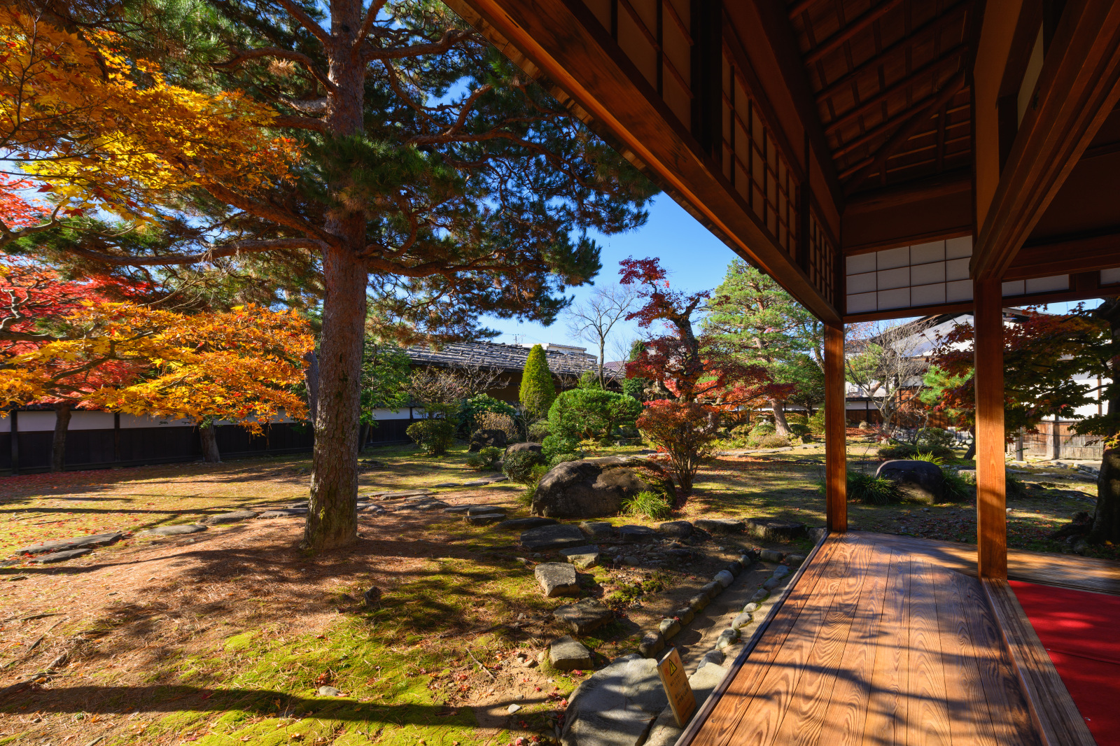 穏やかな秋の日差しが差し込む高山陣屋
