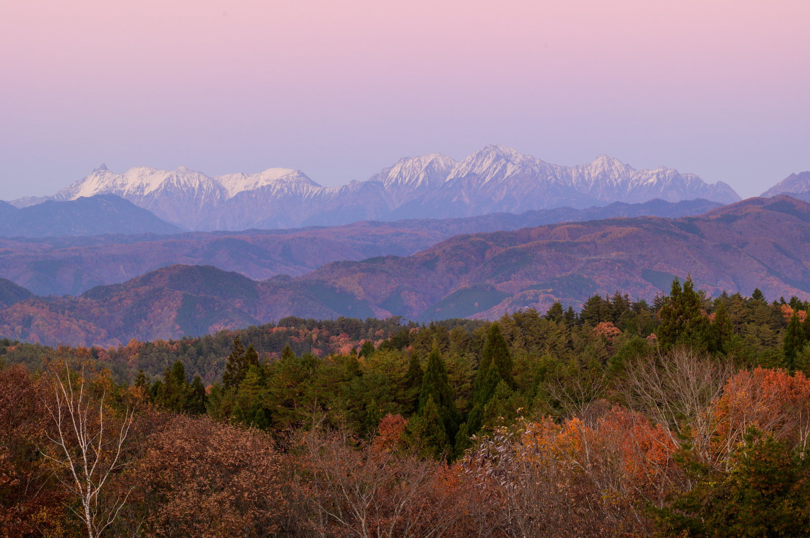 暮れなずむ秋の穂高連峰