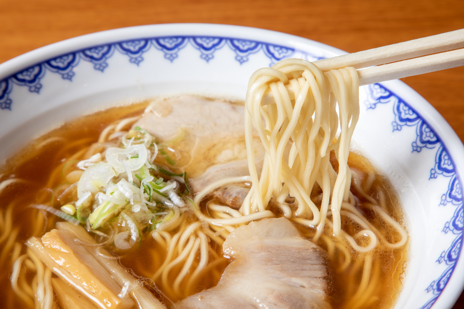 たちのぼる湯気もごちそう昔ながらの中華そば